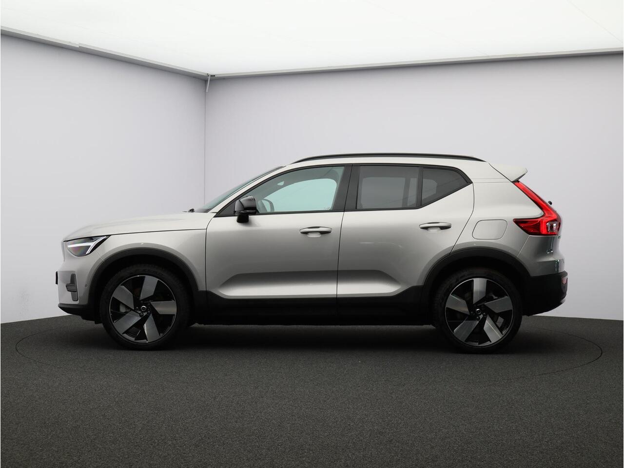 Volvo EX40 Single Motor Extended Range Business Ed. 82 kWh / 360 camera / BLIS / Stoel + stuurwielverwarming / 20'' / Nubuck / Getint glas