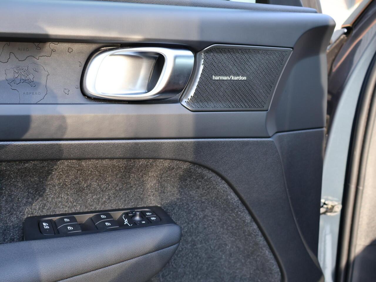 Volvo EX40 Single Motor Extended Range Plus Black Ed. 82 kWh |Lederen Bekleding| Running Board|