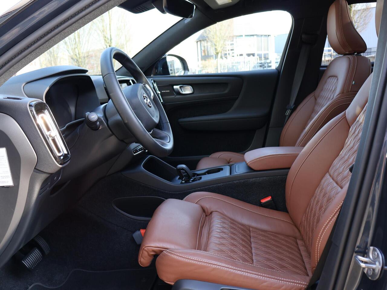 Volvo EX40 Single Motor Extended Range Plus Black Ed. 82 kWh |Lederen Bekleding| Running Board|