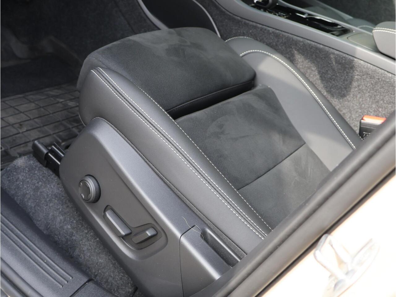 Volvo EX40 Single Motor Extended Range Plus 82 kWh | Memory stoelen elektr. bedienbaar | Pilot assist