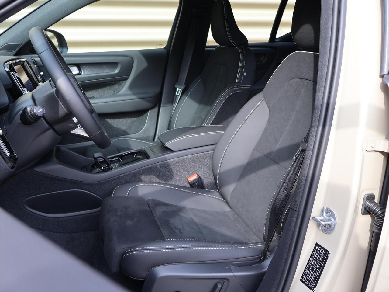 Volvo EX40 Single Motor Extended Range Plus 82 kWh | Memory stoelen elektr. bedienbaar | Pilot assist