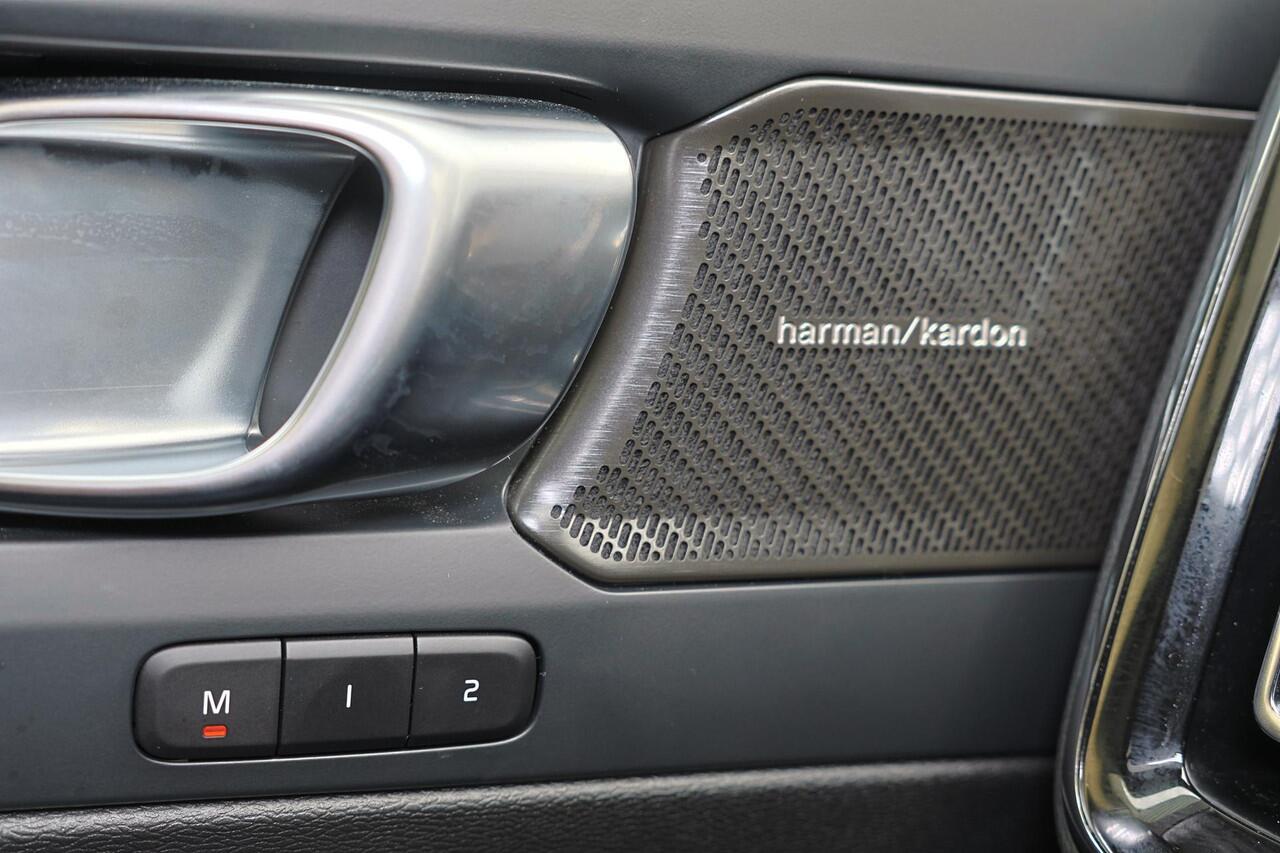 Volvo EX40 Performance Ultra 82 kWh - Panorama/schuifdak - IntelliSafe Assist & Surround - 360º Camera - Harman/Kardon audio - Verwarmde voorstoelen, stuur & achterbank - Parkeersensoren voor & achter - Elektr. bedienb. voorstoelen met geheugen links - Draadloze tel