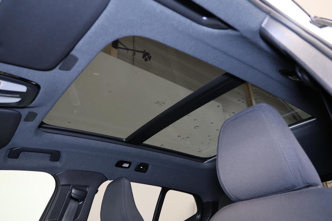 Volvo EX40 Performance Ultra 82 kWh - Panorama/schuifdak - IntelliSafe Assist & Surround - 360º Camera - Harman/Kardon audio - Verwarmde voorstoelen, stuur & achterbank - Parkeersensoren voor & achter - Elektr. bedienb. voorstoelen met geheugen links - Draadloze tel