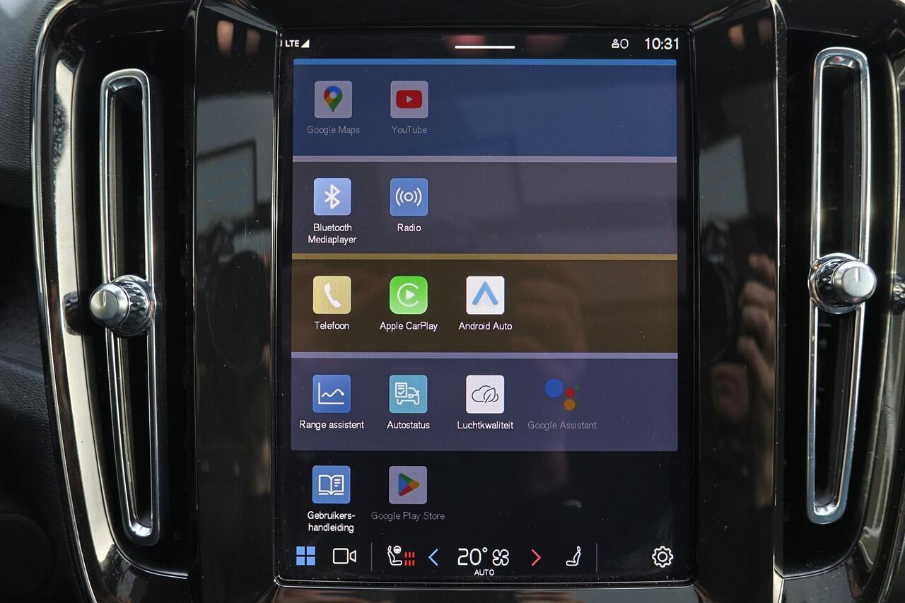 Volvo EX40 Performance Ultra 82 kWh - Panorama/schuifdak - IntelliSafe Assist & Surround - 360º Camera - Harman/Kardon audio - Verwarmde voorstoelen, stuur & achterbank - Parkeersensoren voor & achter - Elektr. bedienb. voorstoelen met geheugen links - Draadloze tel