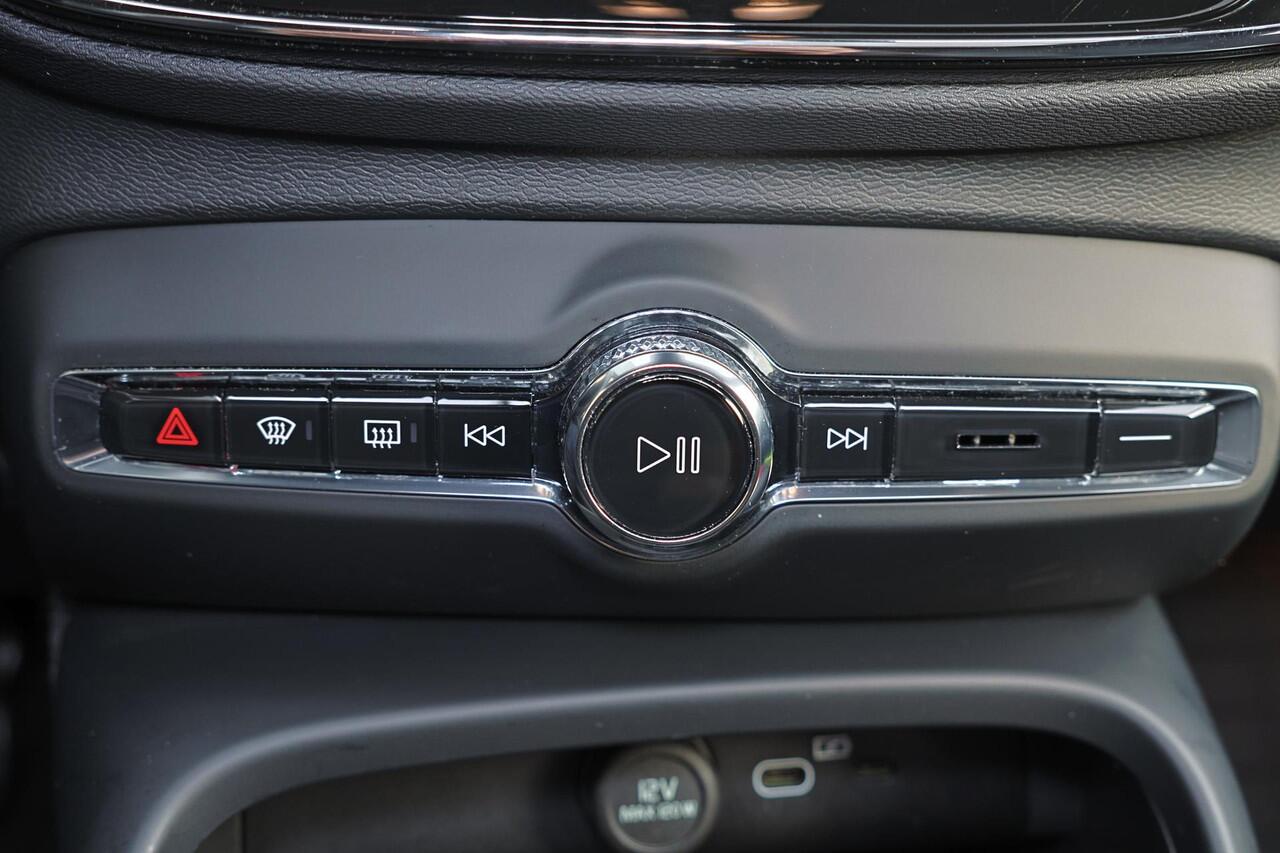 Volvo EX40 Performance Ultra 82 kWh - Panorama/schuifdak - IntelliSafe Assist & Surround - 360º Camera - Harman/Kardon audio - Verwarmde voorstoelen, stuur & achterbank - Parkeersensoren voor & achter - Elektr. bedienb. voorstoelen met geheugen links - Draadloze tel