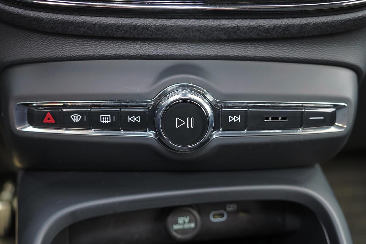 Volvo EX40 Extended Range Ultra Black Edition - Panorama/schuifdak - IntelliSafe Assist & Surround - 360º Camera - Harman/Kardon audio - Verwarmde voorstoelen, stuur & achterbank - Parkeersensoren voor & achter - Elektr. bedienb. voorstoelen met geheugen links - Dra