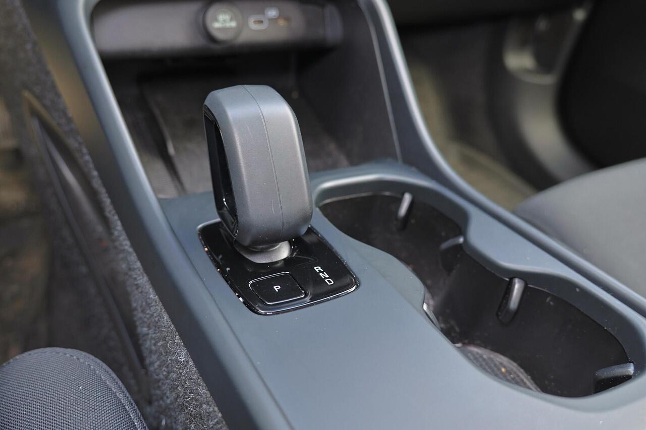Volvo EX40 Extended Range Ultra Black Edition - Panorama/schuifdak - IntelliSafe Assist & Surround - 360º Camera - Harman/Kardon audio - Verwarmde voorstoelen, stuur & achterbank - Parkeersensoren voor & achter - Elektr. bedienb. voorstoelen met geheugen links - Dra
