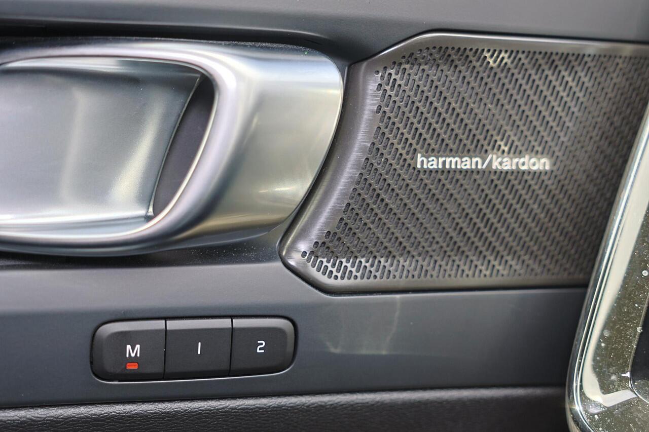 Volvo EX40 Extended Range Ultra Black Edition - Panorama/schuifdak - IntelliSafe Assist & Surround - 360º Camera - Harman/Kardon audio - Verwarmde voorstoelen, stuur & achterbank - Parkeersensoren voor & achter - Elektr. bedienb. voorstoelen met geheugen links - Dra