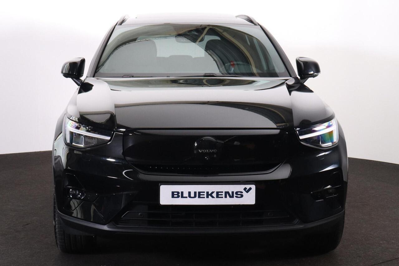 Volvo EX40 Extended Range Ultra Black Edition - Panorama/schuifdak - IntelliSafe Assist & Surround - 360º Camera - Harman/Kardon audio - Verwarmde voorstoelen, stuur & achterbank - Parkeersensoren voor & achter - Elektr. bedienb. voorstoelen met geheugen links - Dra
