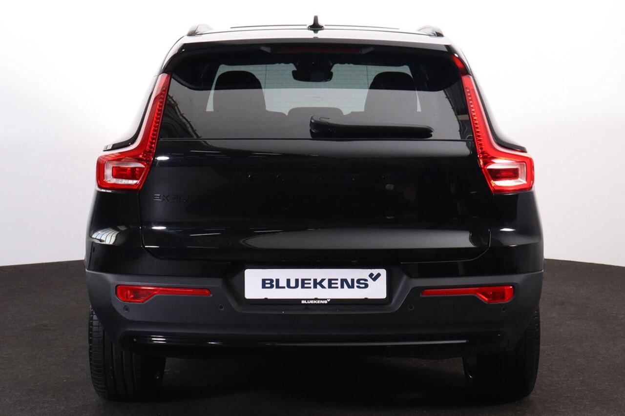 Volvo EX40 Extended Range Ultra Black Edition - Panorama/schuifdak - IntelliSafe Assist & Surround - 360º Camera - Harman/Kardon audio - Verwarmde voorstoelen, stuur & achterbank - Parkeersensoren voor & achter - Elektr. bedienb. voorstoelen met geheugen links - Dra