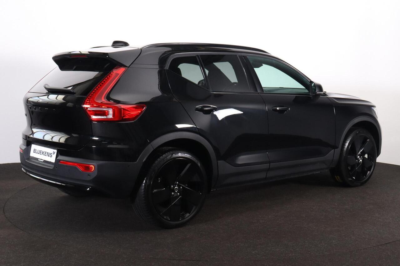 Volvo EX40 Extended Range Ultra Black Edition - Panorama/schuifdak - IntelliSafe Assist & Surround - 360º Camera - Harman/Kardon audio - Verwarmde voorstoelen, stuur & achterbank - Parkeersensoren voor & achter - Elektr. bedienb. voorstoelen met geheugen links - Dra