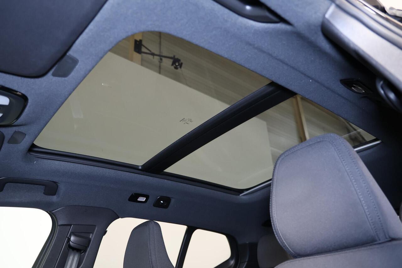 Volvo EX40 Extended Range Ultra Black Edition - Panorama/schuifdak - IntelliSafe Assist & Surround - 360º Camera - Harman/Kardon audio - Verwarmde voorstoelen, stuur & achterbank - Parkeersensoren voor & achter - Elektr. bedienb. voorstoelen met geheugen links - Dra