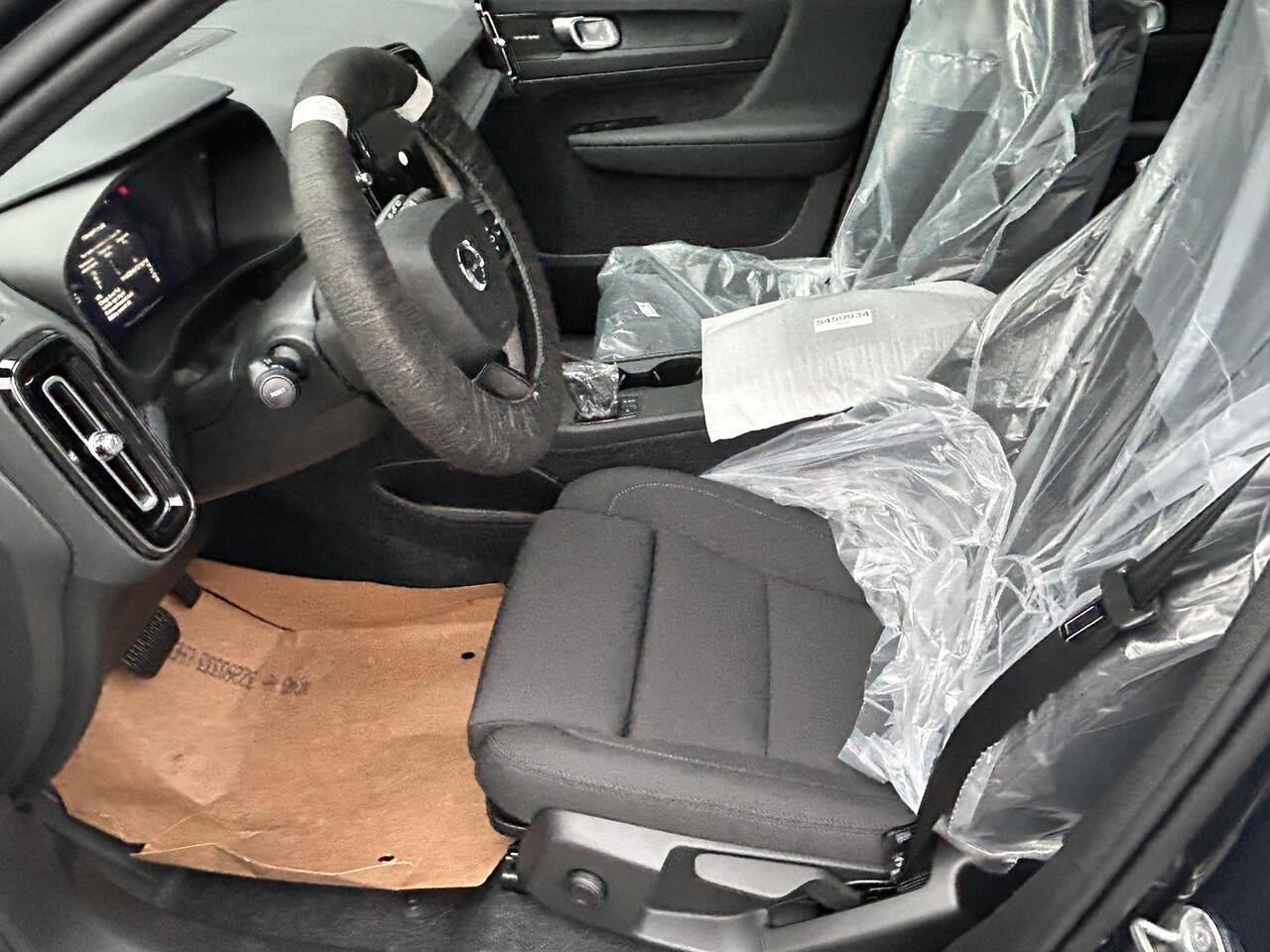 Volvo EX40 Single Motor Extended Range Plus Black Ed. 82 kWh / Harman Kardon / Stoel+Stuurverwarming / Adaptive Cruise / BLIS / Keyless /