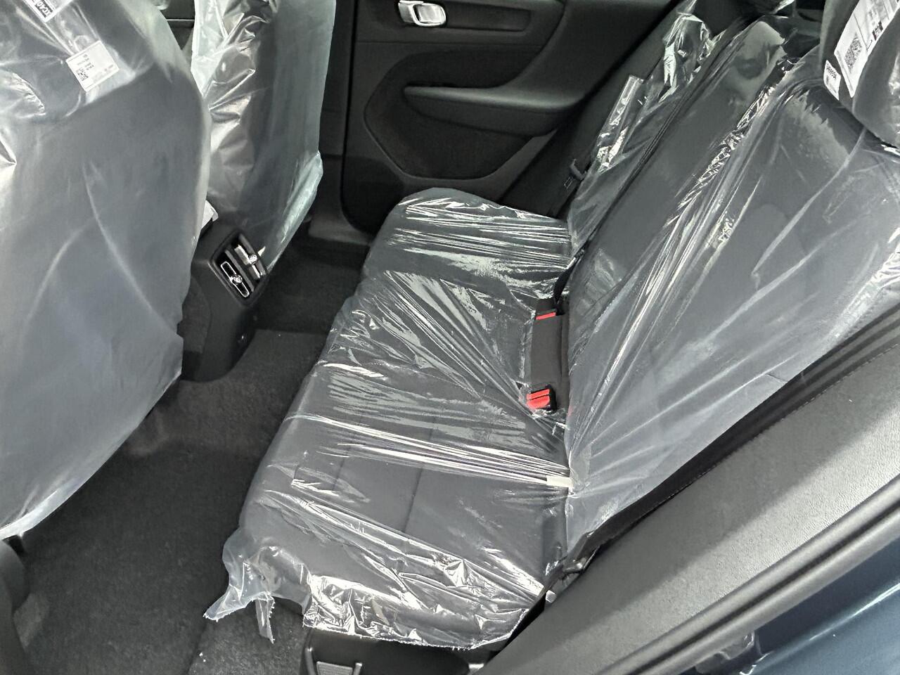 Volvo EX40 Single Motor Extended Range Plus Black Ed. 82 kWh / Harman Kardon / Stoel+Stuurverwarming / Adaptive Cruise / BLIS / Keyless /