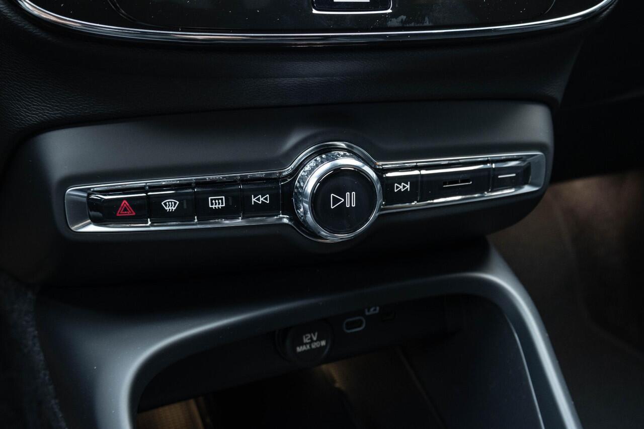 Volvo EX40 Single Motor Extended Range Plus | DEMO DEAL | Verwarmbare voorstoelen & stuurwiel | Premium audio by Harman Kardon | Adaptive cruise control | Keyless | Warmtepomp | 20 inch Lichtmetalen velgen