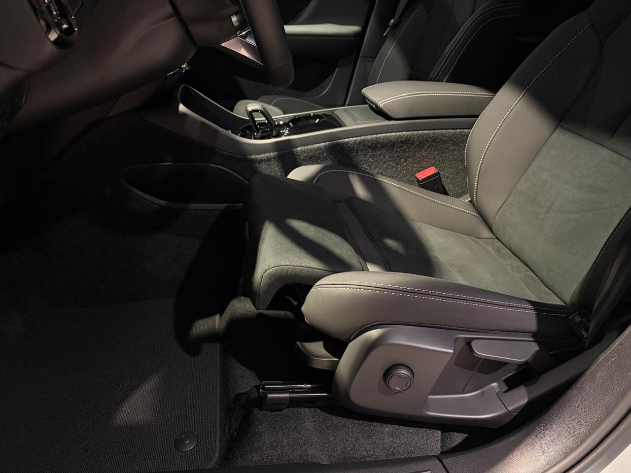 Volvo EX40 Single Motor Extended Range Plus | DEMO DEAL | Verwarmbare voorstoelen & stuurwiel | Premium audio by Harman Kardon | Adaptive cruise control | Keyless | Warmtepomp | 20 inch Lichtmetalen velgen