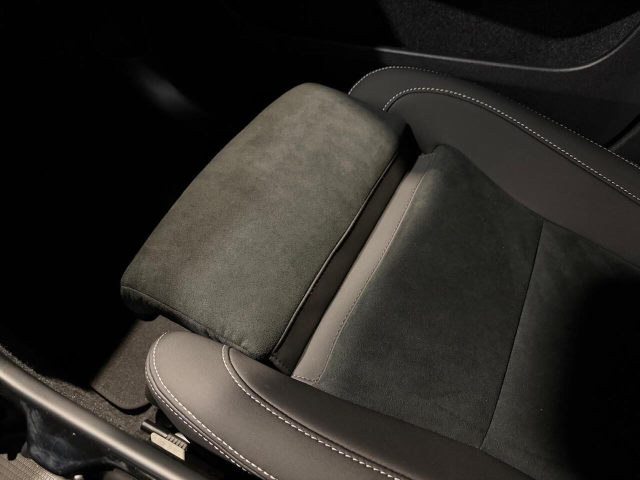 Volvo EX40 Single Motor Extended Range Plus | DEMO DEAL | Verwarmbare voorstoelen & stuurwiel | Premium audio by Harman Kardon | Adaptive cruise control | Keyless | Warmtepomp | 20 inch Lichtmetalen velgen