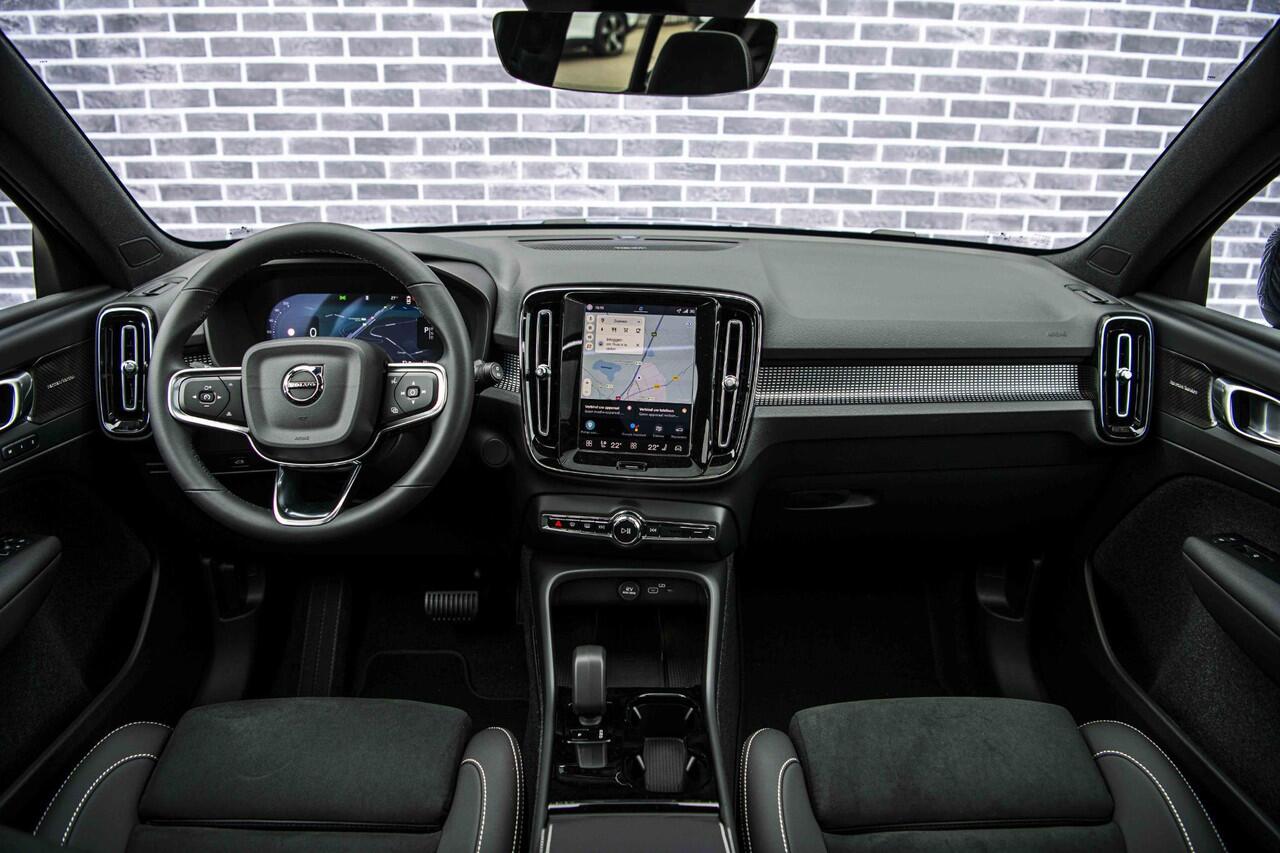 Volvo EX40 Single Motor Extended Range Ultra Black Edition | Harman Kardon | 20" | Panoramadak | Donker Glas | Power Seats | Nubuck | Adaptive Cruise | BLIS |