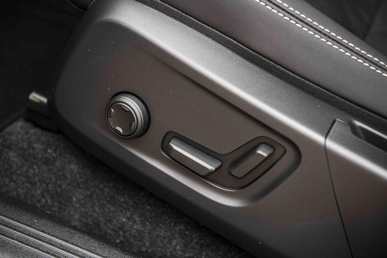 Volvo EX40 Single Motor Extended Range Ultra Black Edition | Harman Kardon | 20" | Panoramadak | Donker Glas | Power Seats | Nubuck | Adaptive Cruise | BLIS |