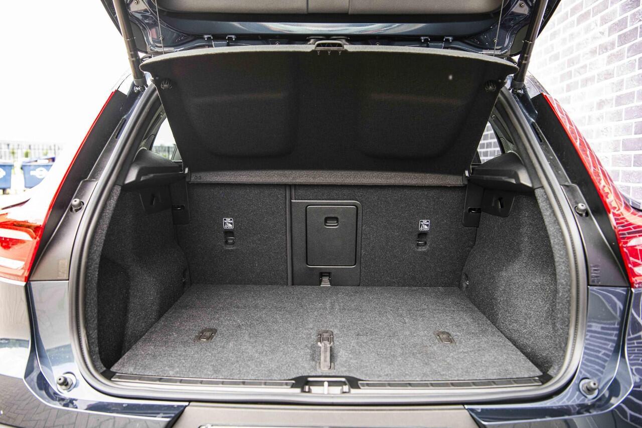 Volvo EX40 Single Motor Extended Range Ultra Black Editon | Europa | Harman Kardon audio | 20" | Schuif-/kanteldak | Getint Glas | Elektrische stoelverstelling | Nubuck bekleding | Adaptive Cruise Control | Dodehoekdetectie |