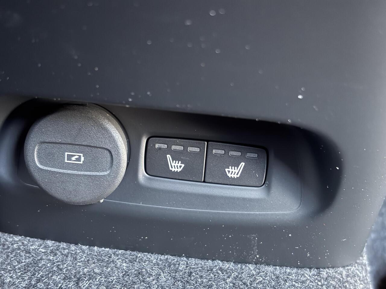 Volvo EX40 Single Motor Plus Europa 70 kWh | Stoel/stuurverwarming | Draadloze telefoon lader | DAB | Harman/Kardon | Parkeercamera | Adaptieve cruise control | Pilot assist | Keyless entry/drive |