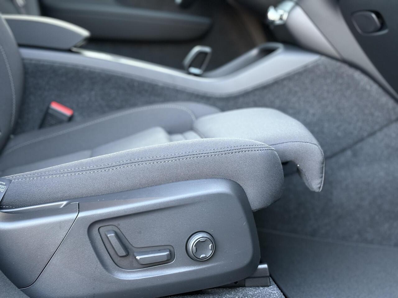 Volvo EX40 Single Motor Plus Europa 70 kWh | Stoel/stuurverwarming | Draadloze telefoon lader | DAB | Harman/Kardon | Parkeercamera | Adaptieve cruise control | Pilot assist | Keyless entry/drive |