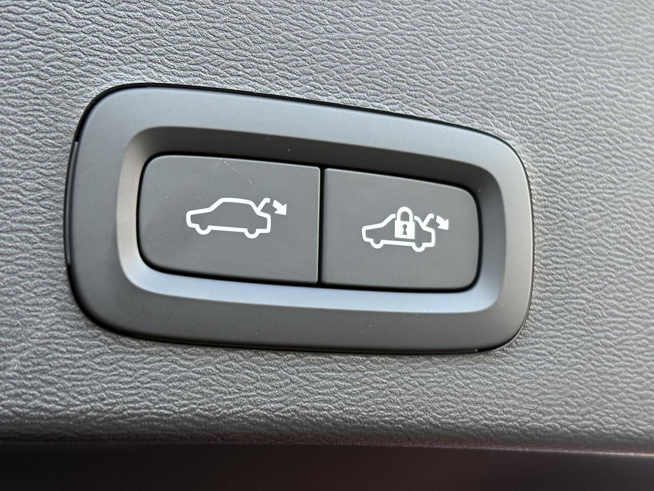 Volvo EX40 Single Motor Plus Europa 70 kWh | Stoel/stuurverwarming | Draadloze telefoon lader | DAB | Harman/Kardon | Parkeercamera | Adaptieve cruise control | Pilot assist | Keyless entry/drive |