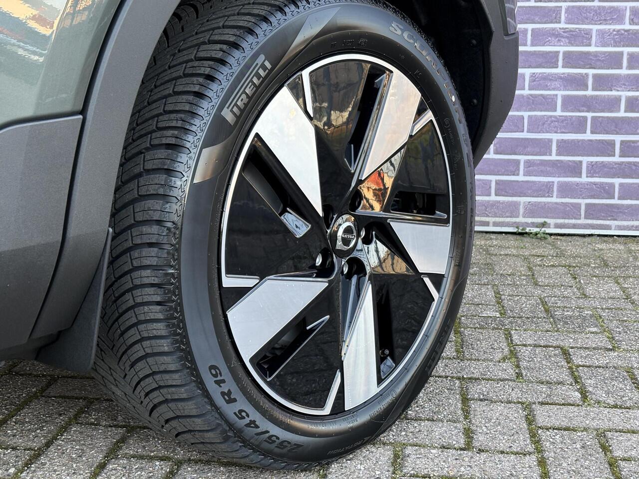 Volvo EX40 Single Motor Plus Europa 70 kWh | Stoel/stuurverwarming | Draadloze telefoon lader | DAB | Harman/Kardon | Parkeercamera | Adaptieve cruise control | Pilot assist | Keyless entry/drive |