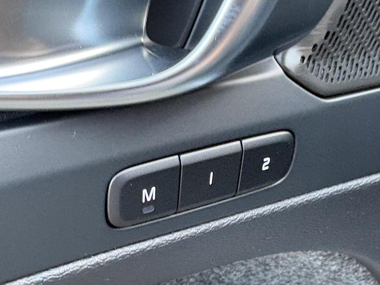 Volvo EX40 Single Motor Plus Europa 70 kWh | Stoel/stuurverwarming | Draadloze telefoon lader | DAB | Harman/Kardon | Parkeercamera | Adaptieve cruise control | Pilot assist | Keyless entry/drive |