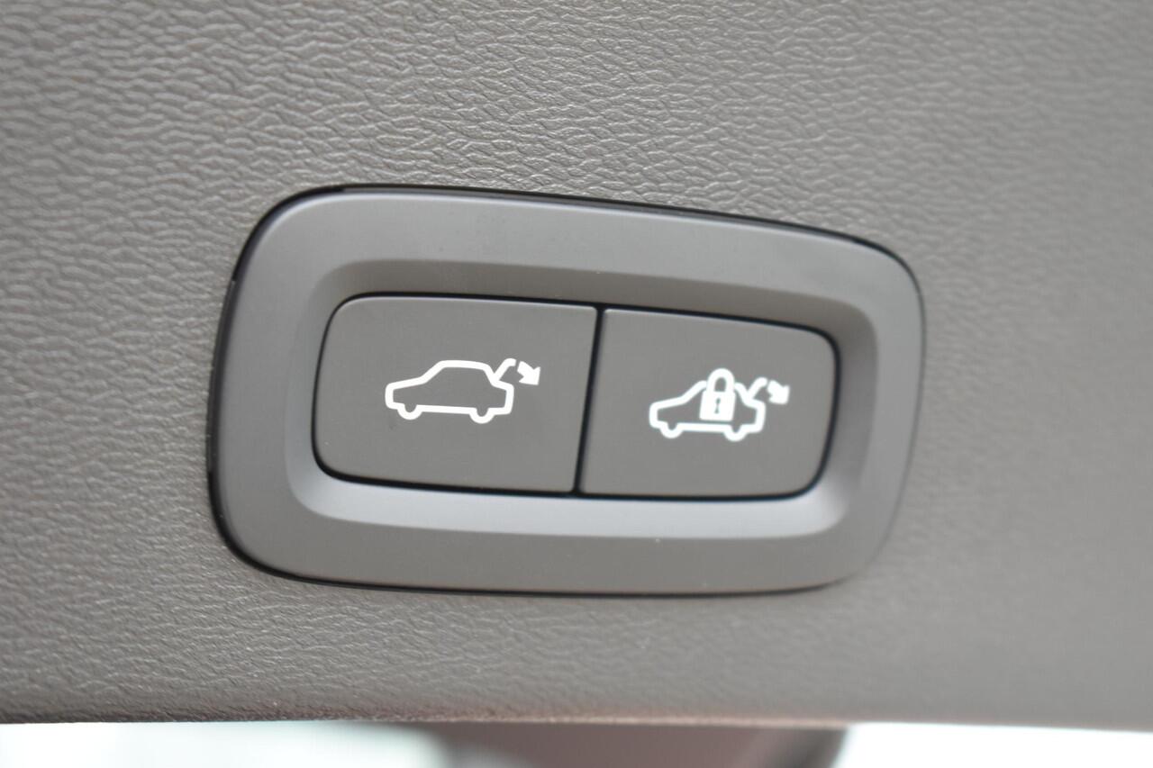 Volvo EX40 Single Motor Extended Range Plus 82 kWh / Lounge Pakket / Extra getint glas / 360 Camera / 20'' velgen / Panoramadak / Zwart dak / Harman Kardon / Microtech/Nubuck