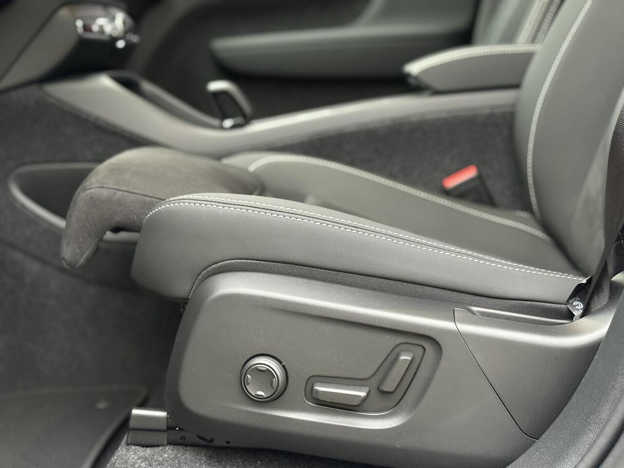 Volvo EX40 Single Motor Ext. Range Ultra Bl. Ed. Eur. 82 kWh | Google | Stoelverwarming Voor + Achter | Adaptieve Cruise Control | Getint Glas | Stuurverwarming | Warmtepomp | Harman Kardon Audio | Zitverlenging | Elek. Achterklep | Park Assist | Draadloos Opladen T