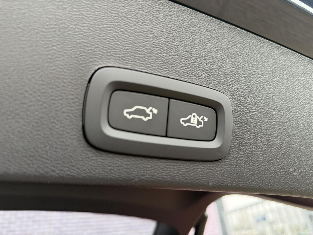 Volvo EX40 Single Motor Extended Range Plus Europa 82 kWh Europa | Harman/Kardon | Power Seats | BLIS | Adaptive Cruise Control | Stoelverwarming voor & achter | Stuurverwarming | Warmtepomp | Getint Glas |