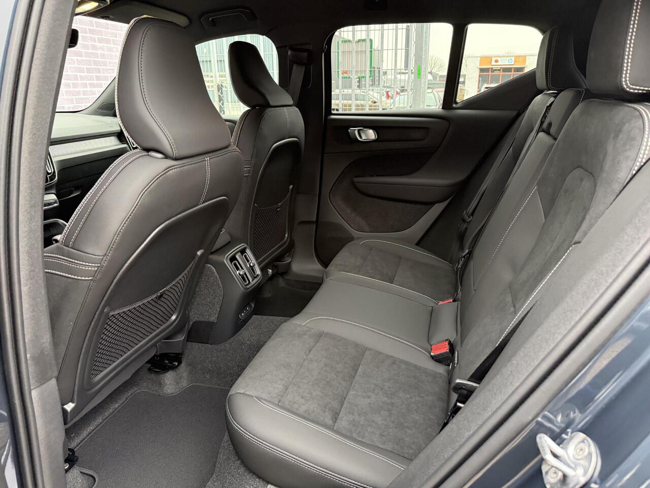 Volvo EX40 Single Motor Extended Range Plus Europa 82 kWh Europa | Harman/Kardon | Power Seats | BLIS | Adaptive Cruise Control | Stoelverwarming voor & achter | Stuurverwarming | Warmtepomp | Getint Glas |