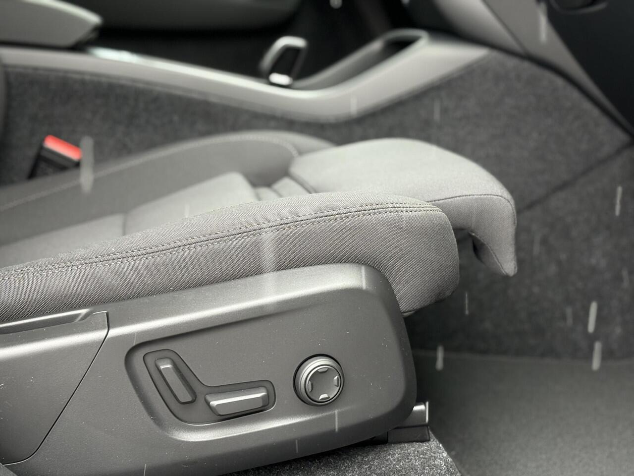 Volvo EX40 Single Motor Extended Range Plus 82 kWh | Europa | Stoel/stuur verwarming | Keyless entry/start | Memory | Harman/Kardon | Adaptief | Pilot Assist |