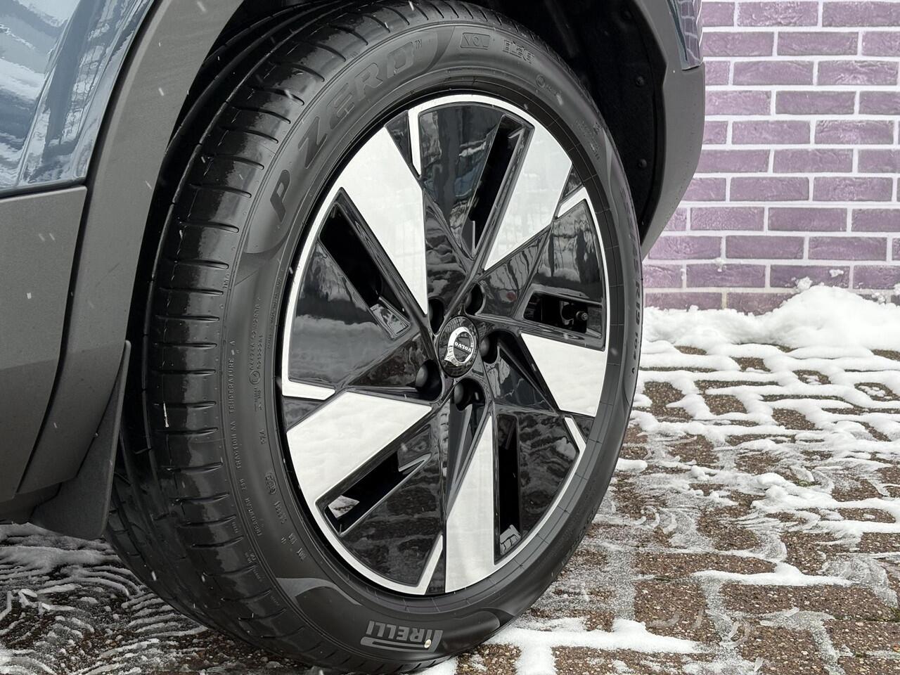 Volvo EX40 Single Motor Extended Range Plus 82 kWh | Europa | Stoel/stuur verwarming | Keyless entry/start | Memory | Harman/Kardon | Adaptief | Pilot Assist |