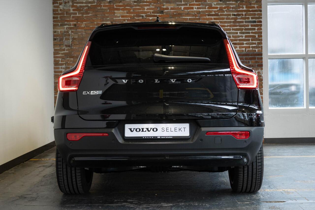 Volvo EX40 Single Motor Extended Range Ultra Black Ed. 82 kWh | Panoramadak | Verwarmbare voorstoelen&stuurwiel | Premium audio by Harman Kardon | Adaptive cruise control | 360° Parkeercamera | Elektrisch bedienbare voorstoelen | Warmtepomp