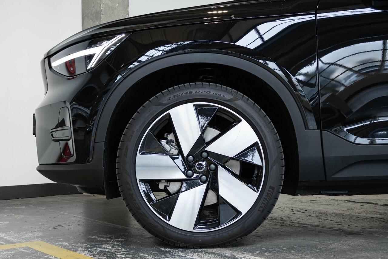 Volvo EX40 Single Motor Extended Range Ultra Black Ed. 82 kWh | Panoramadak | Verwarmbare voorstoelen&stuurwiel | Premium audio by Harman Kardon | Adaptive cruise control | 360° Parkeercamera | Elektrisch bedienbare voorstoelen | Warmtepomp