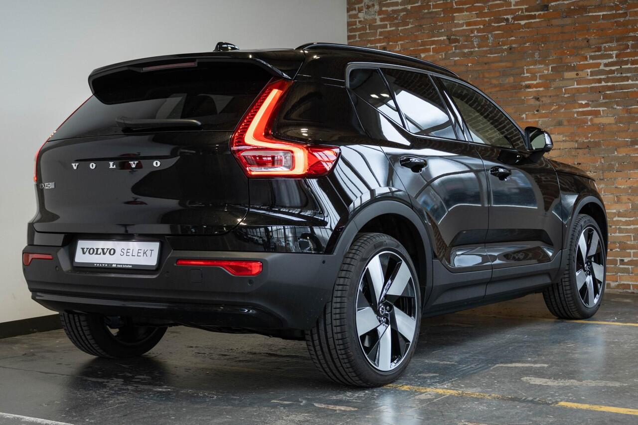 Volvo EX40 Single Motor Extended Range Ultra Black Ed. 82 kWh | Panoramadak | Verwarmbare voorstoelen&stuurwiel | Premium audio by Harman Kardon | Adaptive cruise control | 360° Parkeercamera | Elektrisch bedienbare voorstoelen | Warmtepomp