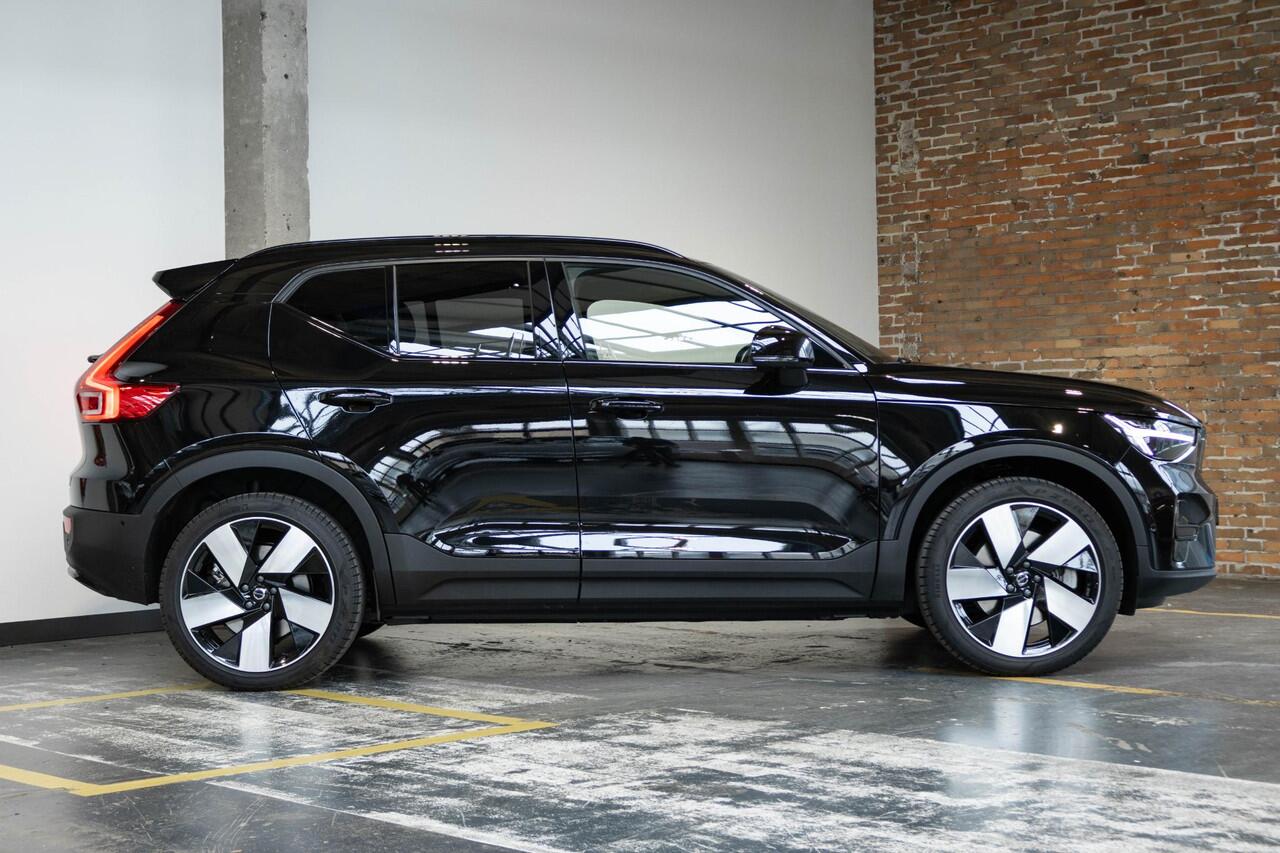 Volvo EX40 Single Motor Extended Range Ultra Black Ed. 82 kWh | Panoramadak | Verwarmbare voorstoelen&stuurwiel | Premium audio by Harman Kardon | Adaptive cruise control | 360° Parkeercamera | Elektrisch bedienbare voorstoelen | Warmtepomp