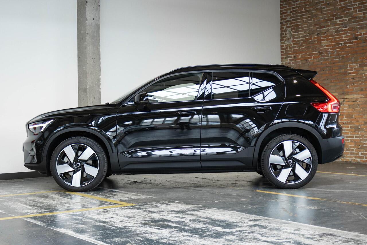 Volvo EX40 Single Motor Extended Range Ultra Black Ed. 82 kWh | Panoramadak | Verwarmbare voorstoelen&stuurwiel | Premium audio by Harman Kardon | Adaptive cruise control | 360° Parkeercamera | Elektrisch bedienbare voorstoelen | Warmtepomp