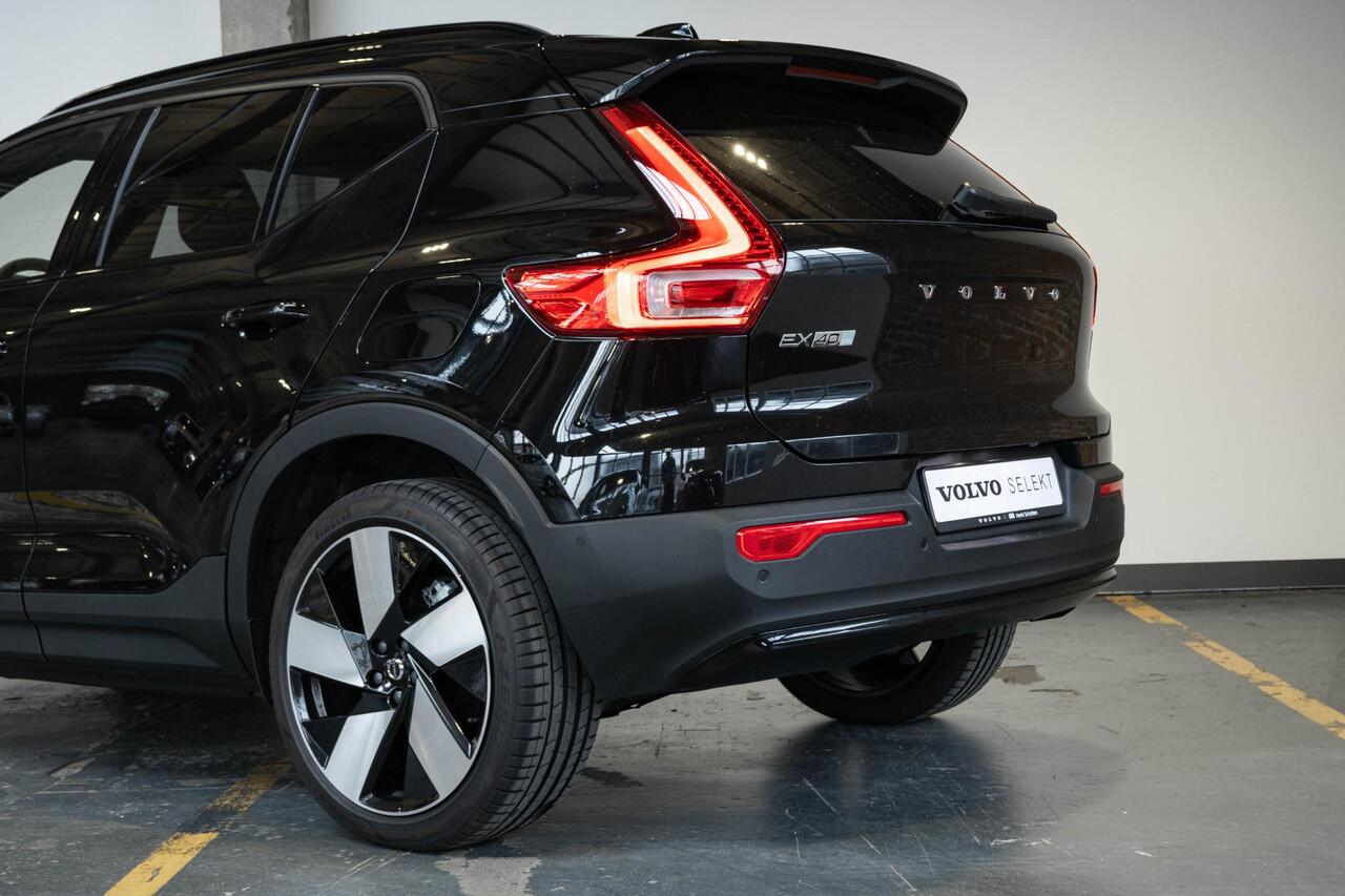 Volvo EX40 Single Motor Extended Range Ultra Black Ed. 82 kWh | Panoramadak | Verwarmbare voorstoelen&stuurwiel | Premium audio by Harman Kardon | Adaptive cruise control | 360° Parkeercamera | Elektrisch bedienbare voorstoelen | Warmtepomp