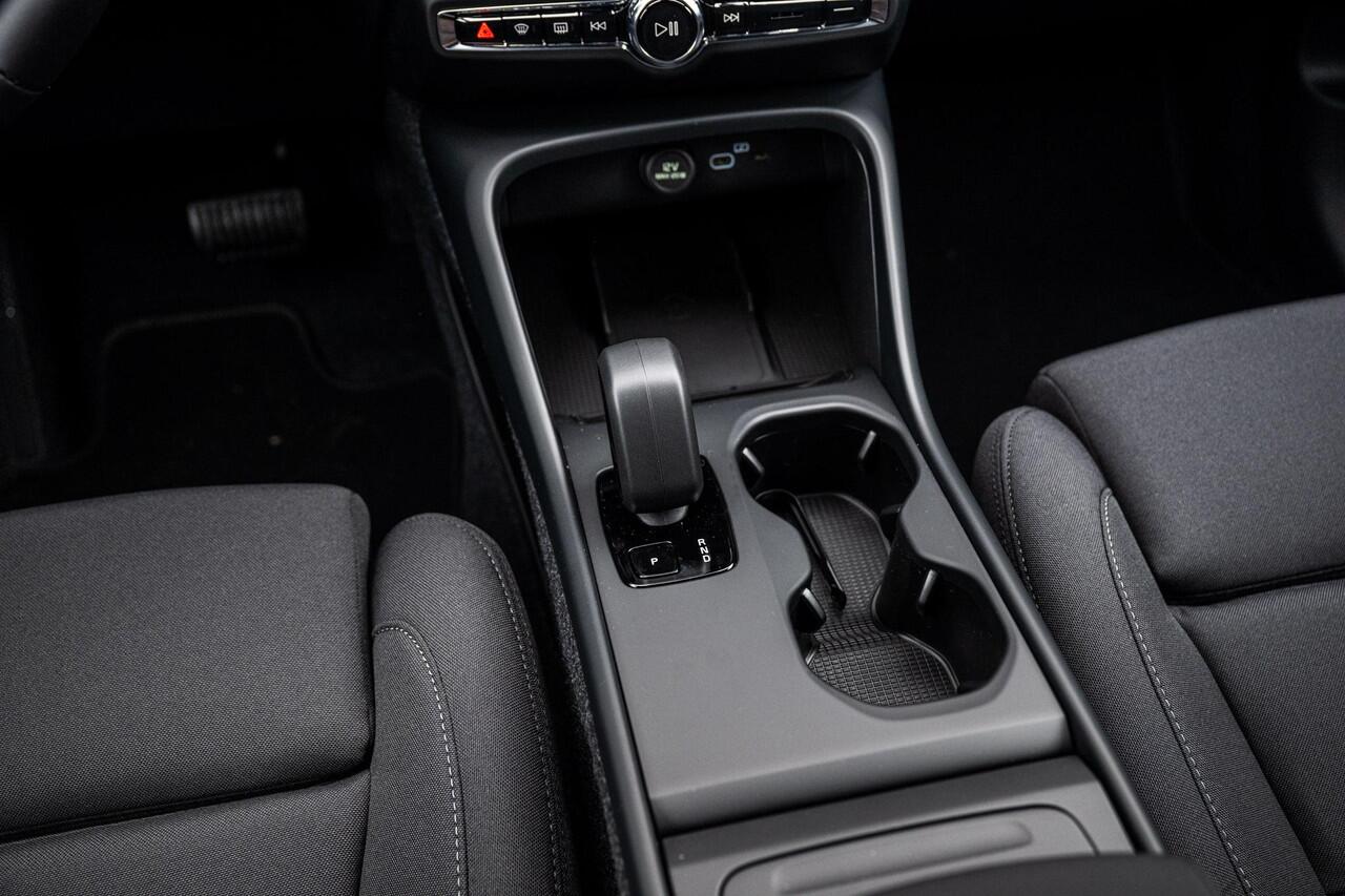 Volvo EX40 Single Motor Extended Range Plus Black Edition Europa | Harman/Kardon | Power Seats | BLIS | Adaptive Cruise Control | Stoelverwarming voor & achter | Stuurverwarming | Warmtepomp | Getint Glas |