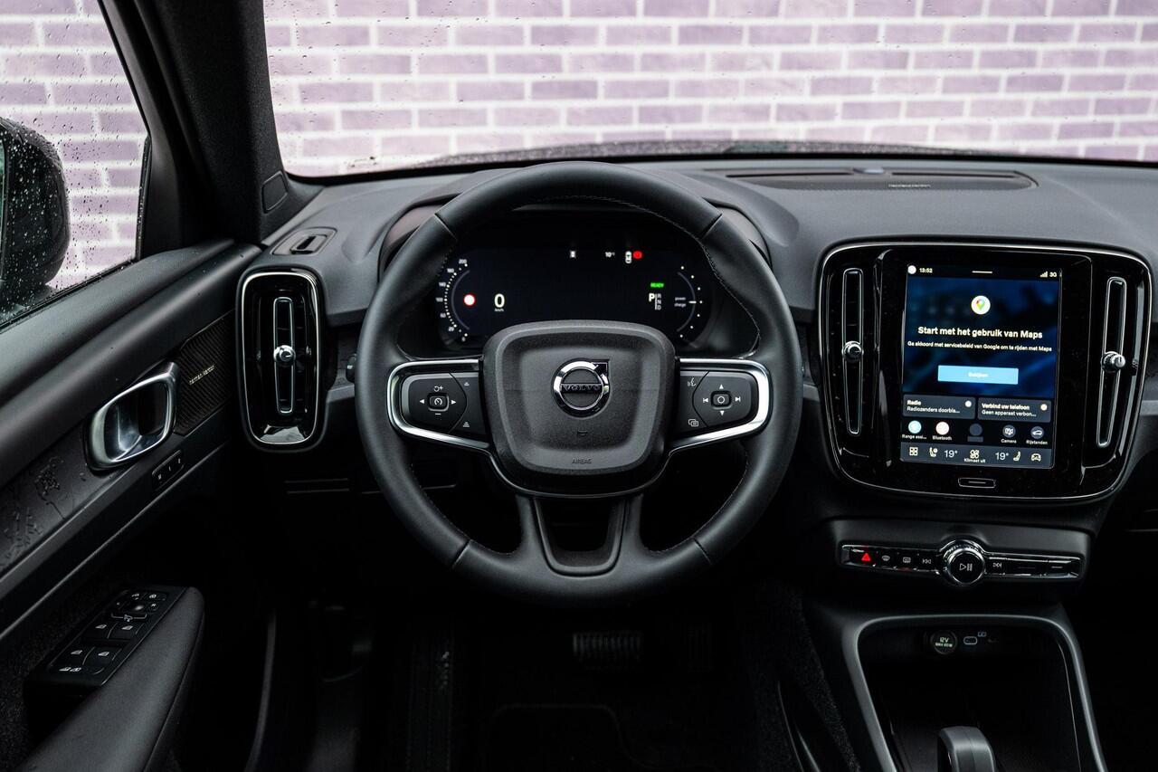 Volvo EX40 Single Motor Extended Range Plus Black Edition Europa | Harman/Kardon | Power Seats | BLIS | Adaptive Cruise Control | Stoelverwarming voor & achter | Stuurverwarming | Warmtepomp | Getint Glas |