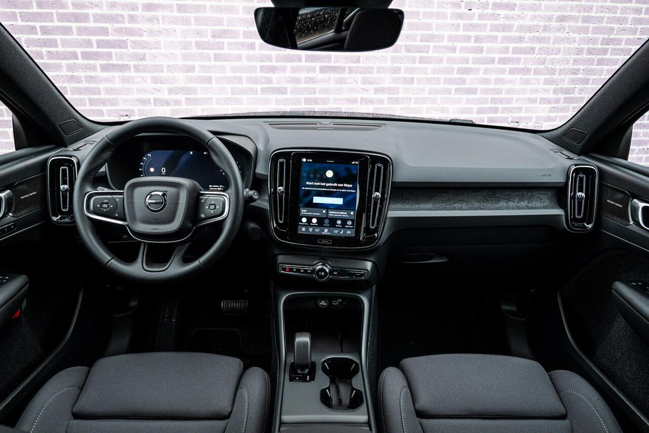 Volvo EX40 Single Motor Extended Range Plus Black Edition Europa | Harman/Kardon | Power Seats | BLIS | Adaptive Cruise Control | Stoelverwarming voor & achter | Stuurverwarming | Warmtepomp | Getint Glas |