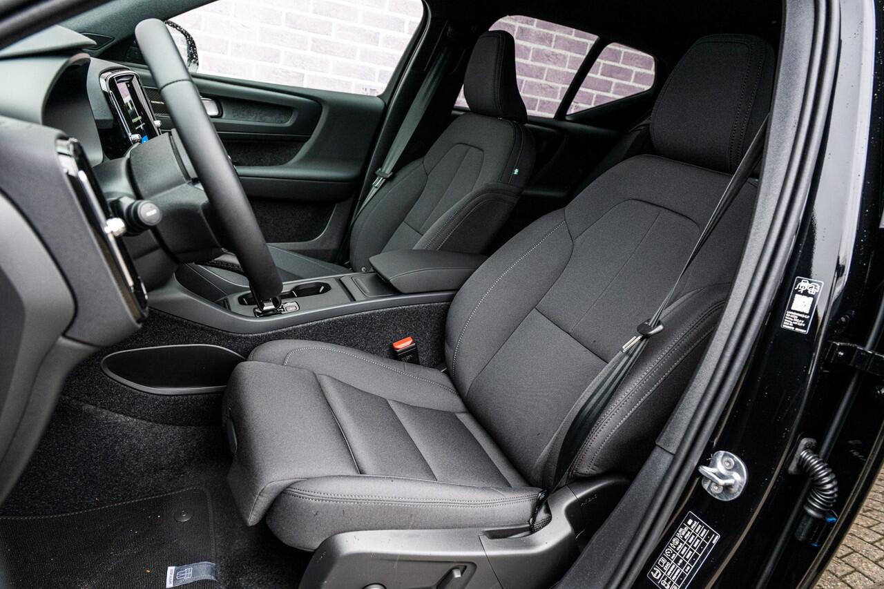 Volvo EX40 Single Motor Extended Range Plus Black Edition Europa | Harman/Kardon | Power Seats | BLIS | Adaptive Cruise Control | Stoelverwarming voor & achter | Stuurverwarming | Warmtepomp | Getint Glas |