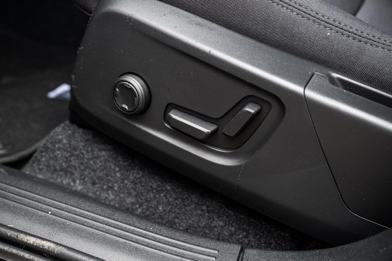 Volvo EX40 Single Motor Extended Range Plus Black Edition Europa | Harman/Kardon | Power Seats | BLIS | Adaptive Cruise Control | Stoelverwarming voor & achter | Stuurverwarming | Warmtepomp | Getint Glas |