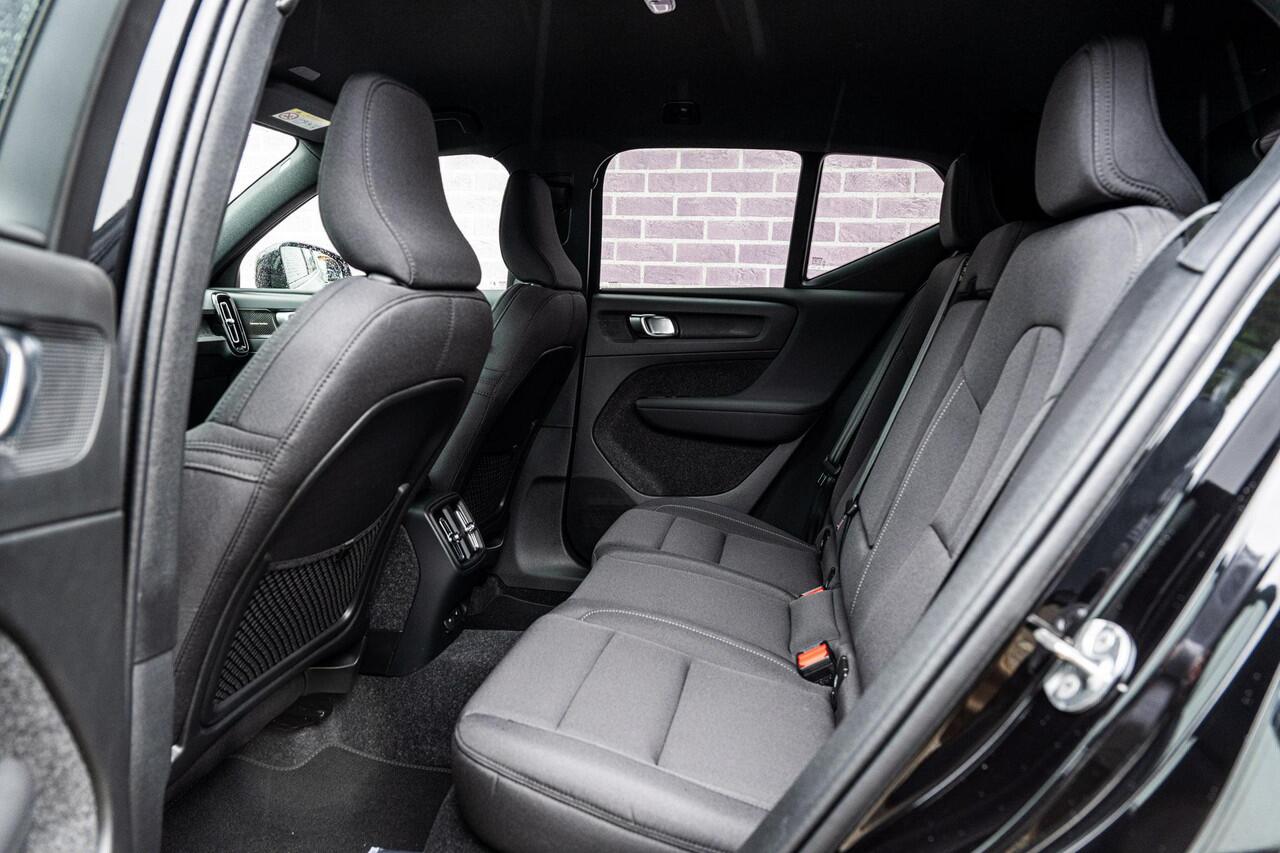 Volvo EX40 Single Motor Extended Range Plus Black Edition Europa | Harman/Kardon | Power Seats | BLIS | Adaptive Cruise Control | Stoelverwarming voor & achter | Stuurverwarming | Warmtepomp | Getint Glas |