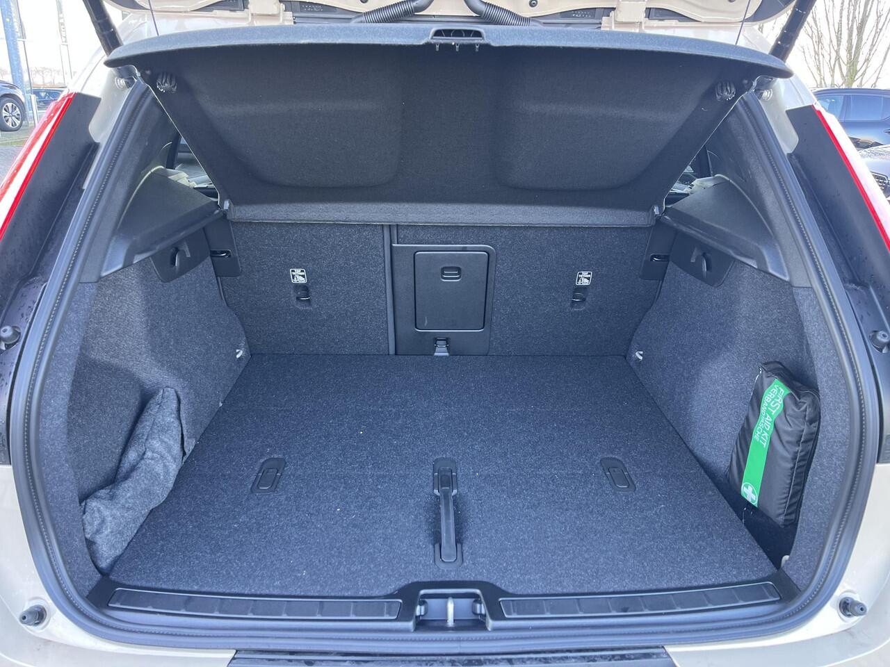 Volvo EX40 Single Motor Core 70 kWh | Climate Pack | Adaptive Cruise Control | Beschikbaar Vanaf 15 April |