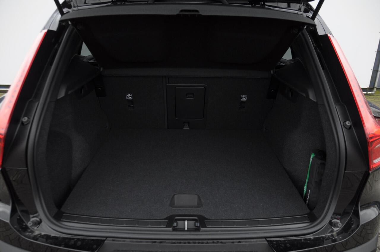 Volvo EX40 252PK Automaat Single Ext. Range Core Business / Driver Assist / Adaptieve cruise control / BLIS / Stoel - en stuurwielverwarming / Pakeersensoren met camera / Apple carplay /