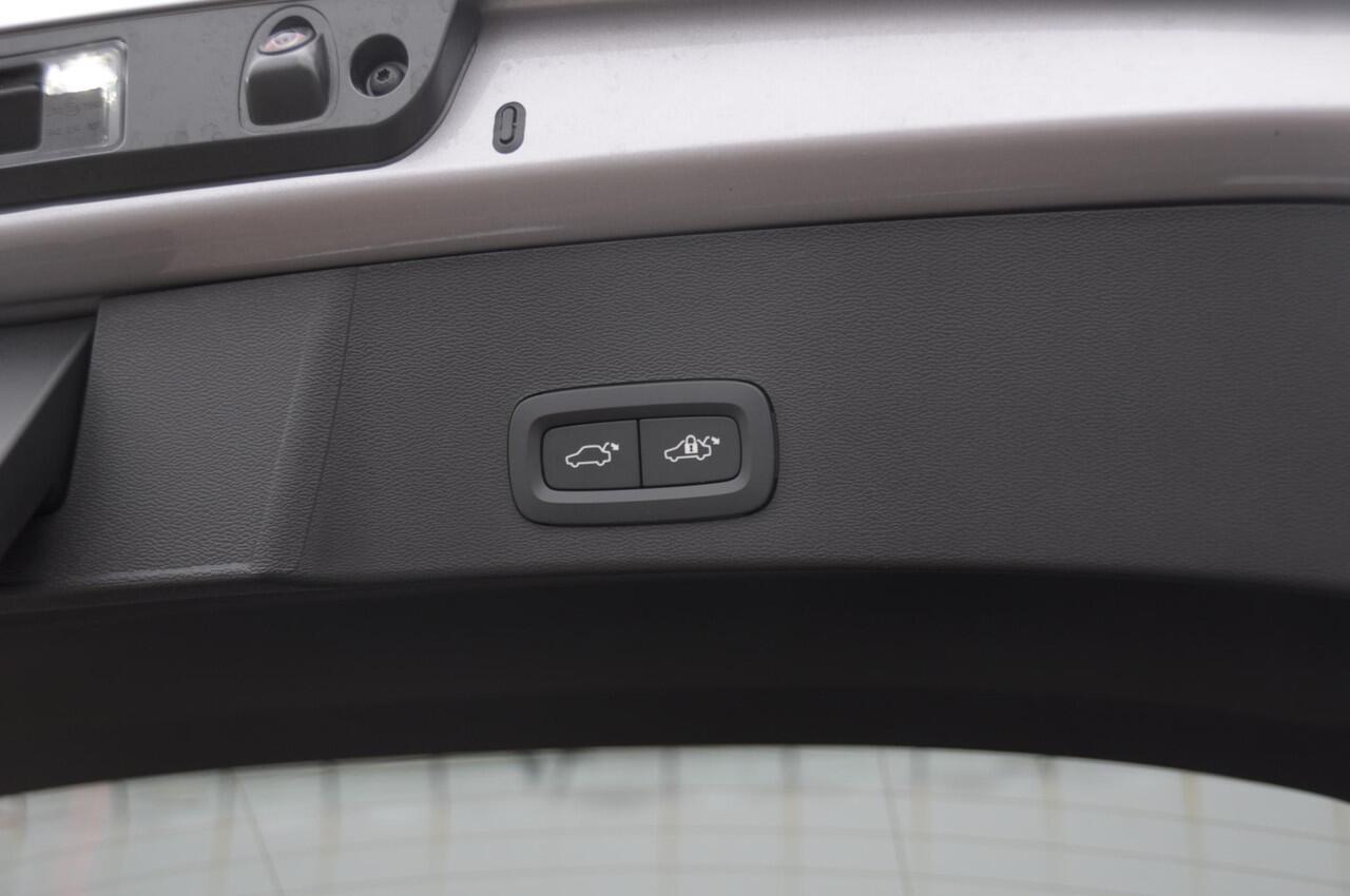 Volvo EX40 252PK Single Motor Extended Range 82 kWh Plus / Lounge Pakket / Extra getint glas / 360 Camera / 20'' velgen / Panoramadak / Zwart dak